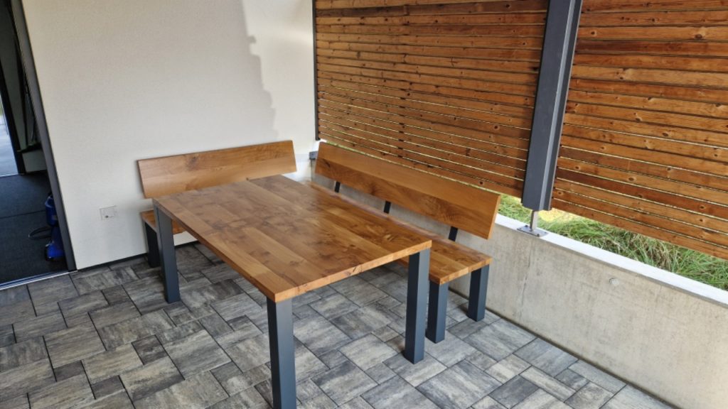 Tisch und Stühle auf Terrasse