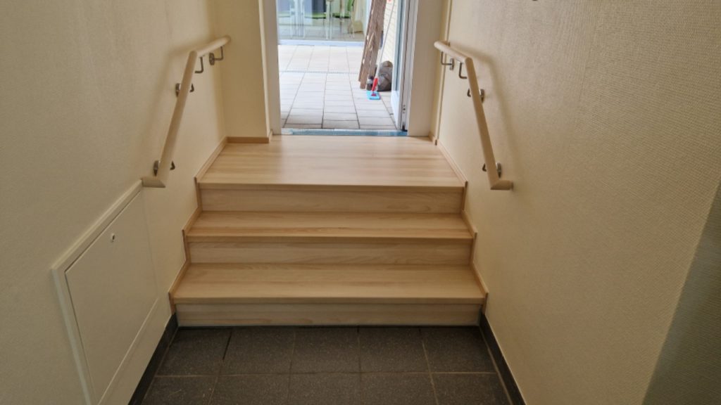 Kurze Holztreppe mit Handlauf